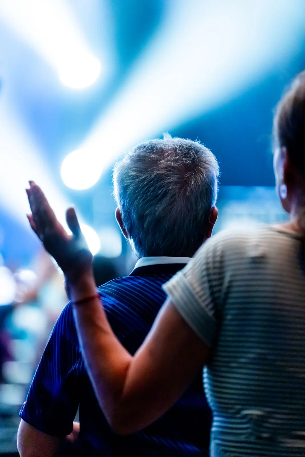 Un enfant émerveillé devant un concert